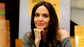 Angelina Jolie încă suferă din cauza morții mamei sale. Actrița a transmis un mesaj emoționant la 15 ani de la tragicul eveniment: „Voi fi la o luna distanță de vârsta la care ea a fost diagnosticată”